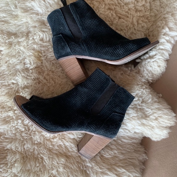 TOMS black heeled booties with zipper - Picture 3 of 3